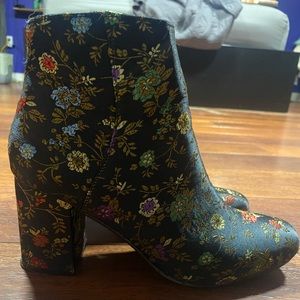 Women’s size 9M Diba black floral embroidered ankle booties